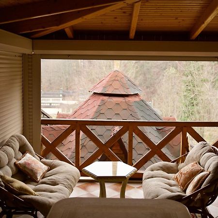 Петрос Family Hotel Yaremche Exterior foto