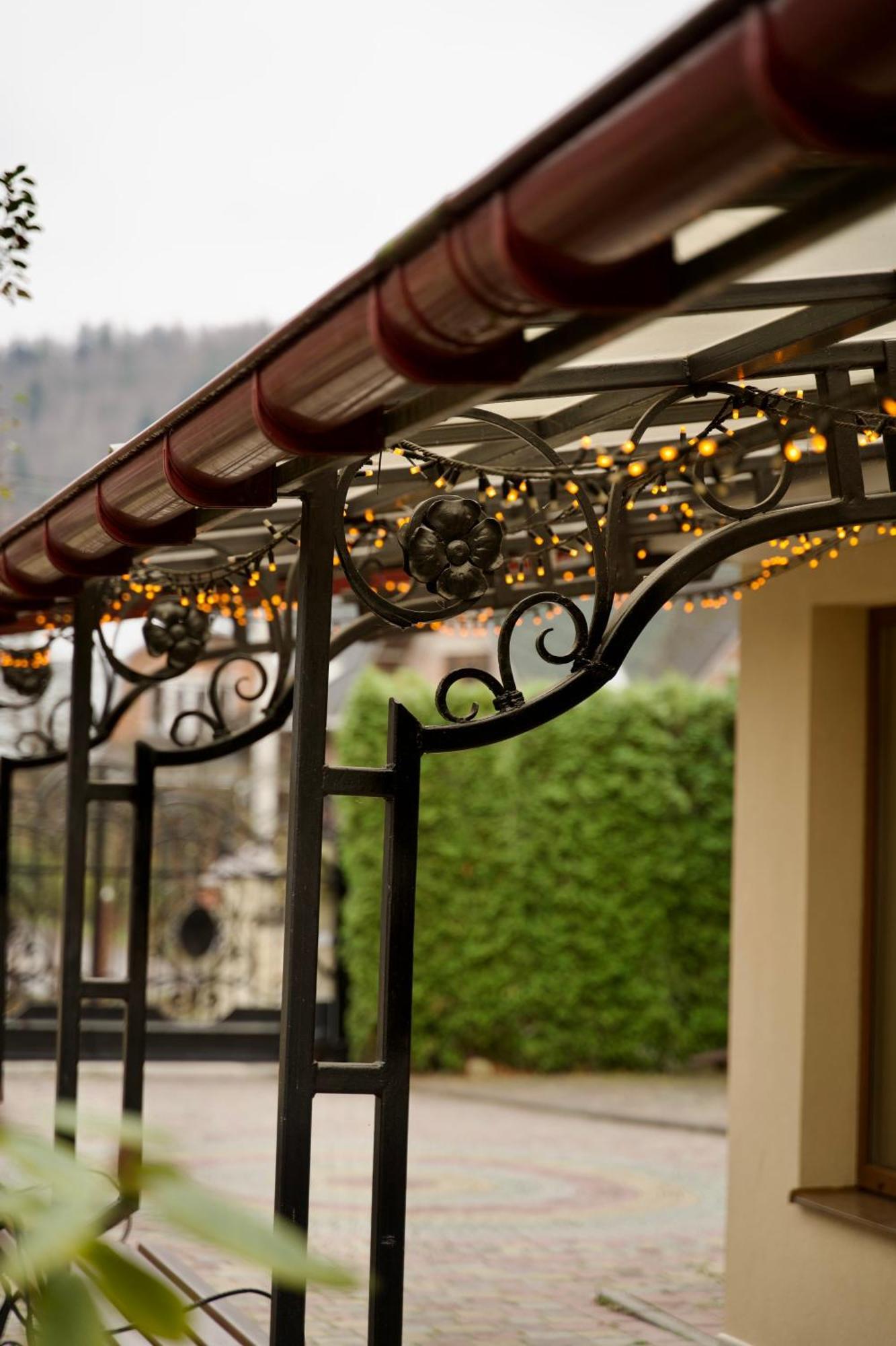 Петрос Family Hotel Yaremche Exterior foto